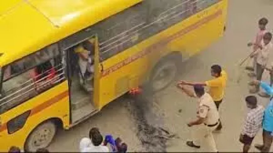 School Bus: దారుణం.. చిన్నారులున్న స్కూలు బస్సుకు నిప్పుపెట్టే ప్రయత్నం