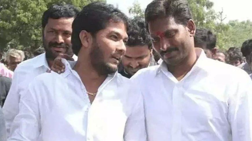 YSRCP : ముద్దులతో రెచ్చిపోయిన వైసీపీ ఎమ్మెల్సీ.. ఇజ్జత్ ఖరాబ్