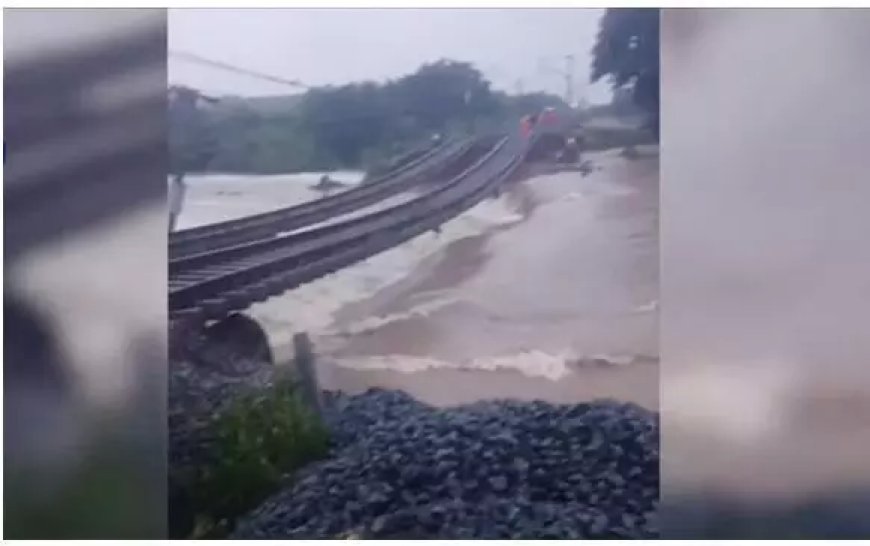 Telangana Rains: తెలంగాణలో భారీ వానలకు దెబ్బతిన్న రైల్వే ట్రాక్ లు